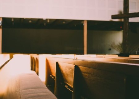 Homem entra nu em igreja após sair de motel na Capital