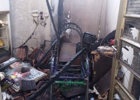 Casa pega fogo e fica parcialmente destruída em Nova Andradina