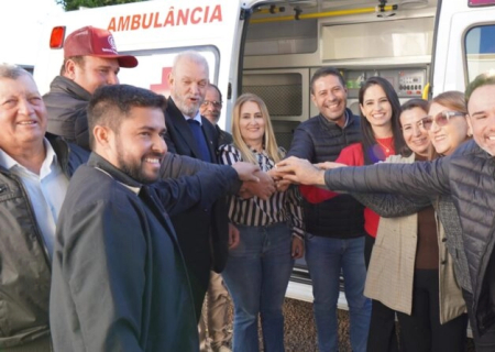 Vereadores recebem ambulância semi UTI para Vicentina