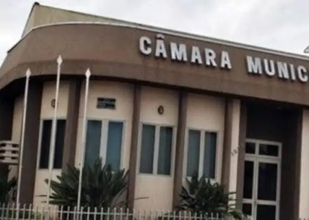 Câmara Municipal de Fátima do Sul: Dois pesos, duas medidas e um poste no meio do caminho